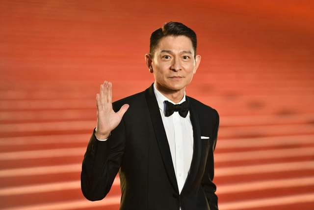51 tuổi mới có con, nam diễn viên giờ nuôi con thành "ái nữ đắt giá nhất showbiz", soi số tiền học thêm mà toát mồ hôi - Ảnh 1. 51 tuổi mới có con, nam diễn viên giờ nuôi con thành "ái nữ đắt giá nhất showbiz", soi số tiền học thêm mà toát mồ hôi - Ảnh 1.