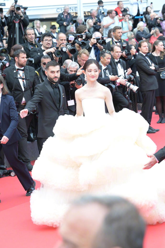 Chiêu trò của mỹ nhân Cbiz tại LHP Cannes 2025: Người bất chấp quy định, người “muối mặt” bị đuổi khỏi thảm đỏ - Ảnh 3. Chiêu trò của mỹ nhân Cbiz tại LHP Cannes 2025: Người bất chấp quy định, người “muối mặt” bị đuổi khỏi thảm đỏ - Ảnh 3.