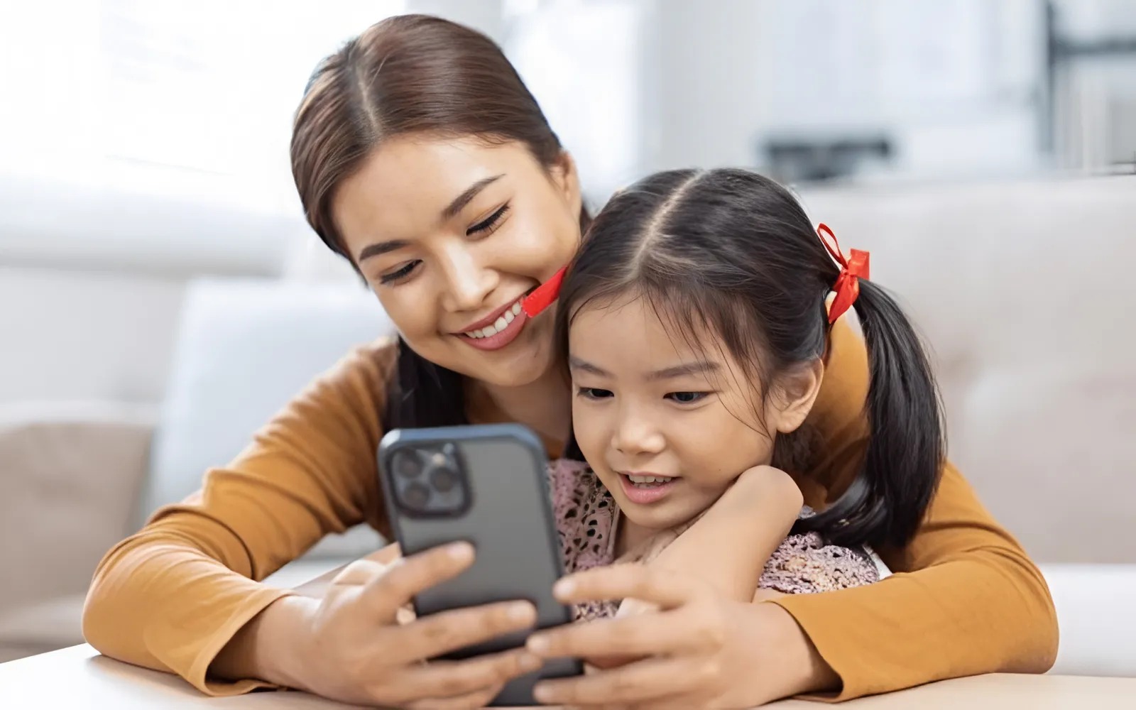 Một người mẹ nếu đủ khôn ngoan sẽ không đăng 5 điều này về con lên mạng xã hội, kẻo con chịu thiệt thòi lớn - Ảnh 1. Một người mẹ nếu đủ khôn ngoan sẽ không đăng 5 điều này về con lên mạng xã hội, kẻo con chịu thiệt thòi lớn - Ảnh 1.