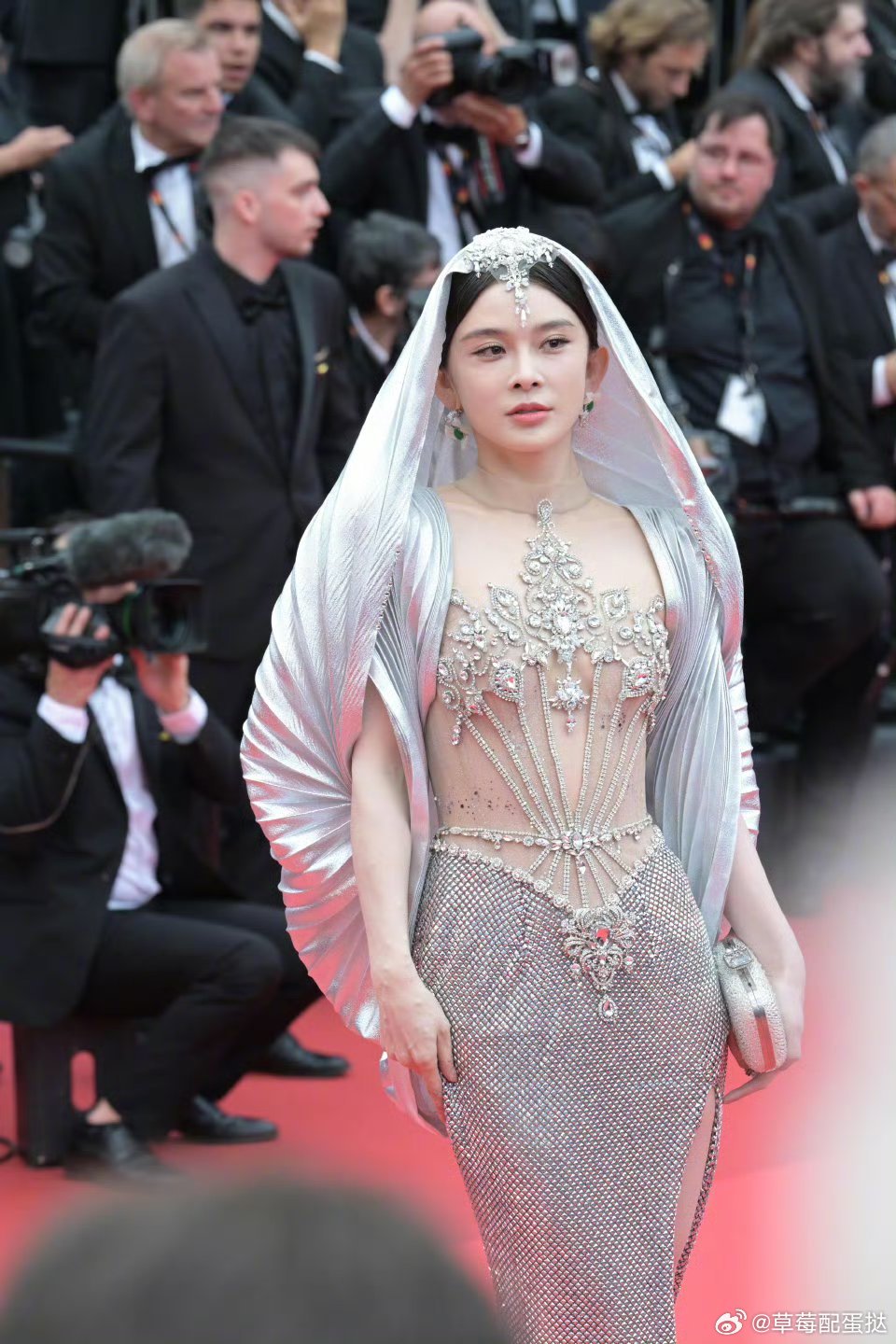 Chiêu trò của mỹ nhân Cbiz tại LHP Cannes 2025: Người bất chấp quy định, người “muối mặt” bị đuổi khỏi thảm đỏ - Ảnh 4. Chiêu trò của mỹ nhân Cbiz tại LHP Cannes 2025: Người bất chấp quy định, người “muối mặt” bị đuổi khỏi thảm đỏ - Ảnh 4.