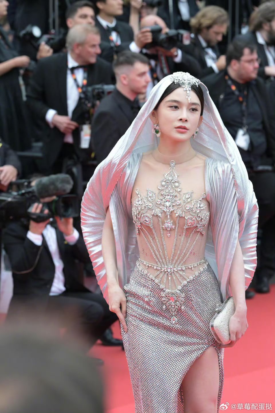 Chiêu trò của mỹ nhân Cbiz tại LHP Cannes 2025: Người bất chấp quy định, người “muối mặt” bị đuổi khỏi thảm đỏ - Ảnh 5. Chiêu trò của mỹ nhân Cbiz tại LHP Cannes 2025: Người bất chấp quy định, người “muối mặt” bị đuổi khỏi thảm đỏ - Ảnh 5.