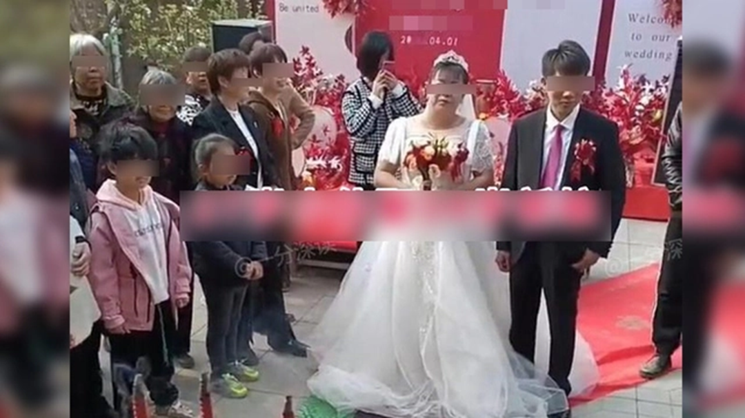 Chàng trai 27 tuổi cưới cô dâu 54 tuổi, ngỡ ngàng bố mẹ chú rể "vui như bắt được vàng"- Ảnh 1. Chàng trai 27 tuổi cưới cô dâu 54 tuổi, ngỡ ngàng bố mẹ chú rể "vui như bắt được vàng"- Ảnh 1.