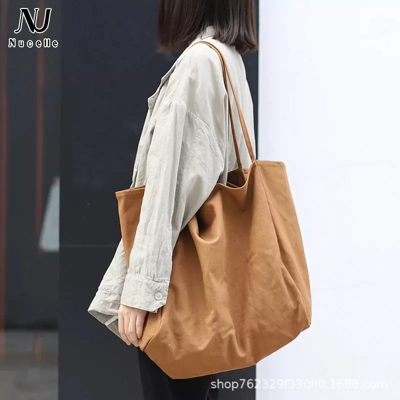 Không cần đồ hiệu đắt tiền, nhiều người đua nhau mặc combo “giày bệt + túi vải” vì lý do khiến ai cũng gật gù- Ảnh 9. Không cần đồ hiệu đắt tiền, nhiều người đua nhau mặc combo “giày bệt + túi vải” vì lý do khiến ai cũng gật gù- Ảnh 9.