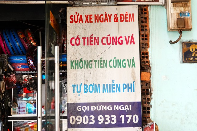 "Gọi đừng ngại" - Tấm biển nhỏ và trái tim lớn của ông chủ tiệm sửa xe 24/7 giữa Sài Gòn - Ảnh 2. "Gọi đừng ngại" - Tấm biển nhỏ và trái tim lớn của ông chủ tiệm sửa xe 24/7 giữa Sài Gòn - Ảnh 2.