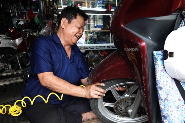 "Gọi đừng ngại" - Tấm biển nhỏ và trái tim lớn của ông chủ tiệm sửa xe 24/7 giữa Sài Gòn - Ảnh 4. "Gọi đừng ngại" - Tấm biển nhỏ và trái tim lớn của ông chủ tiệm sửa xe 24/7 giữa Sài Gòn - Ảnh 4.
