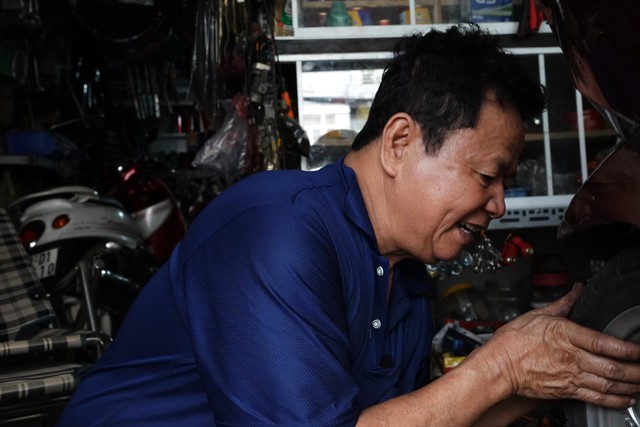 "Gọi đừng ngại" - Tấm biển nhỏ và trái tim lớn của ông chủ tiệm sửa xe 24/7 giữa Sài Gòn - Ảnh 5. "Gọi đừng ngại" - Tấm biển nhỏ và trái tim lớn của ông chủ tiệm sửa xe 24/7 giữa Sài Gòn - Ảnh 5.