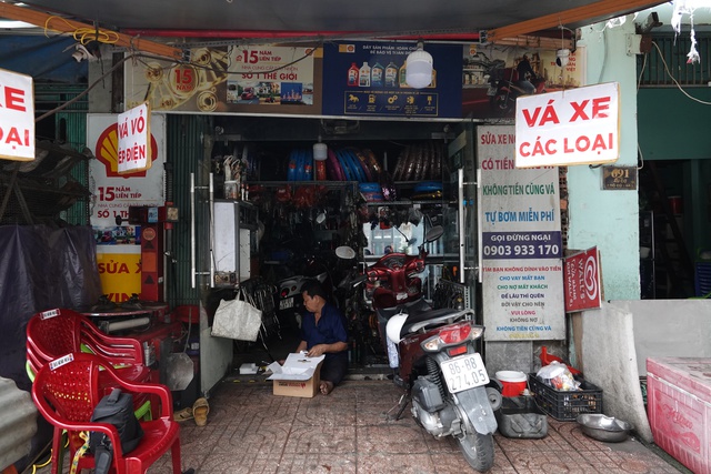 "Gọi đừng ngại" - Tấm biển nhỏ và trái tim lớn của ông chủ tiệm sửa xe 24/7 giữa Sài Gòn - Ảnh 1. "Gọi đừng ngại" - Tấm biển nhỏ và trái tim lớn của ông chủ tiệm sửa xe 24/7 giữa Sài Gòn - Ảnh 1.