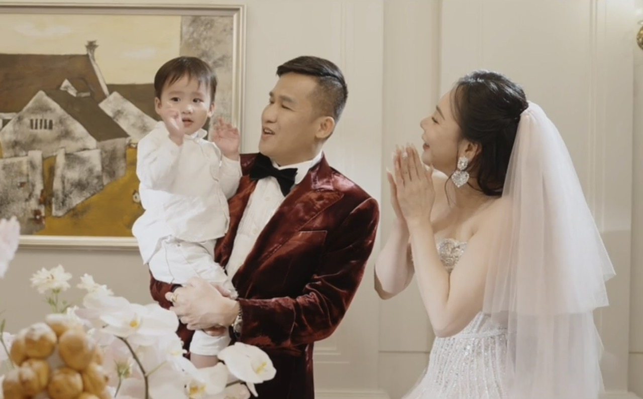 Hồ Quỳnh Hương công khai con trai trong đám cưới - Ảnh 1. Hồ Quỳnh Hương công khai con trai trong đám cưới - Ảnh 1.
