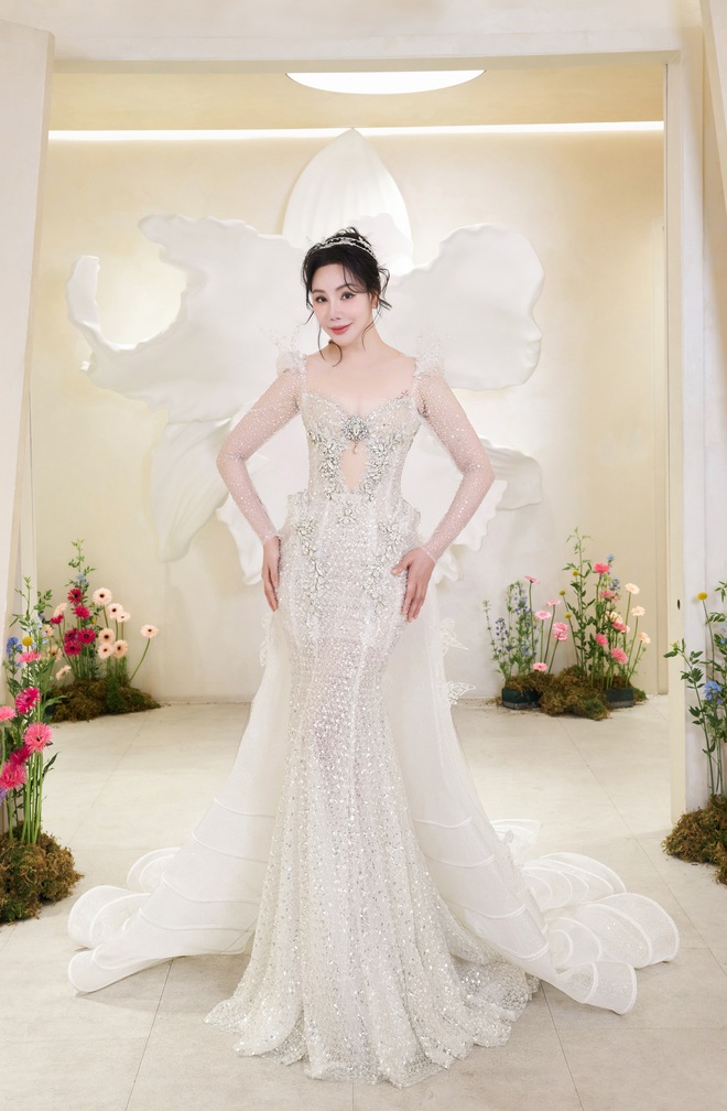 Hồ Quỳnh Hương đúng là cô dâu hạnh phúc, mặc váy cưới đính 10.000 viên pha lê nhưng đằng sau còn điều ý nghĩa hơn cả- Ảnh 10. Hồ Quỳnh Hương đúng là cô dâu hạnh phúc, mặc váy cưới đính 10.000 viên pha lê nhưng đằng sau còn điều ý nghĩa hơn cả- Ảnh 10.