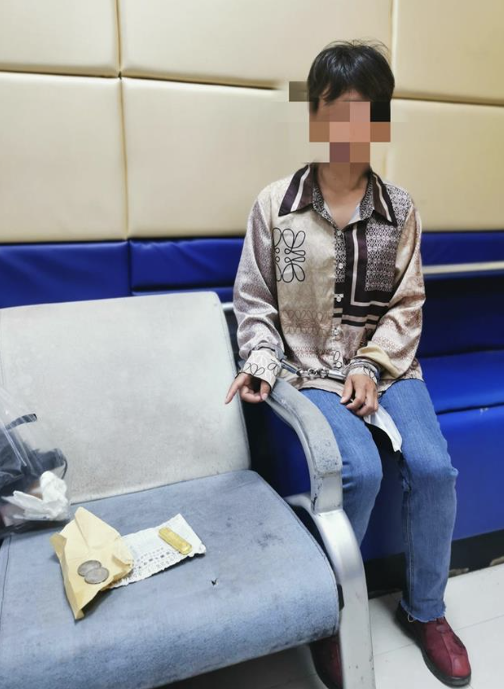 Khoe phá dỡ nhà cũ đào được "5 thỏi vàng, 24 đồng bạc", người phụ nữ bị cảnh sát bắt ngay sau đó - Ảnh 2. Khoe phá dỡ nhà cũ đào được "5 thỏi vàng, 24 đồng bạc", người phụ nữ bị cảnh sát bắt ngay sau đó - Ảnh 2.