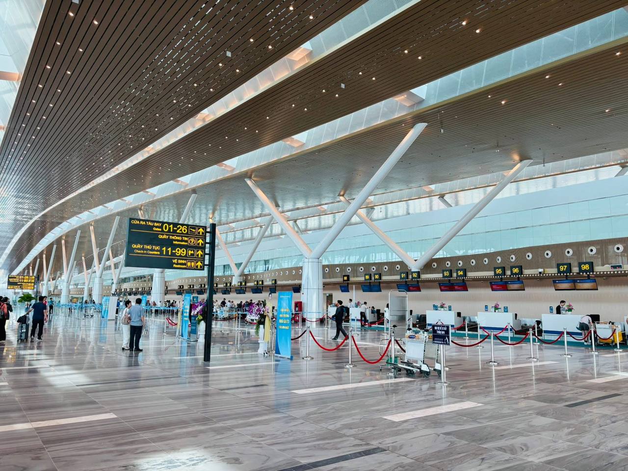 Không muốn trễ chuyến bay khi đến nhà ga T3, du khách thấy biển báo này phải &quot;quẹo gấp&quot; - Ảnh 1.