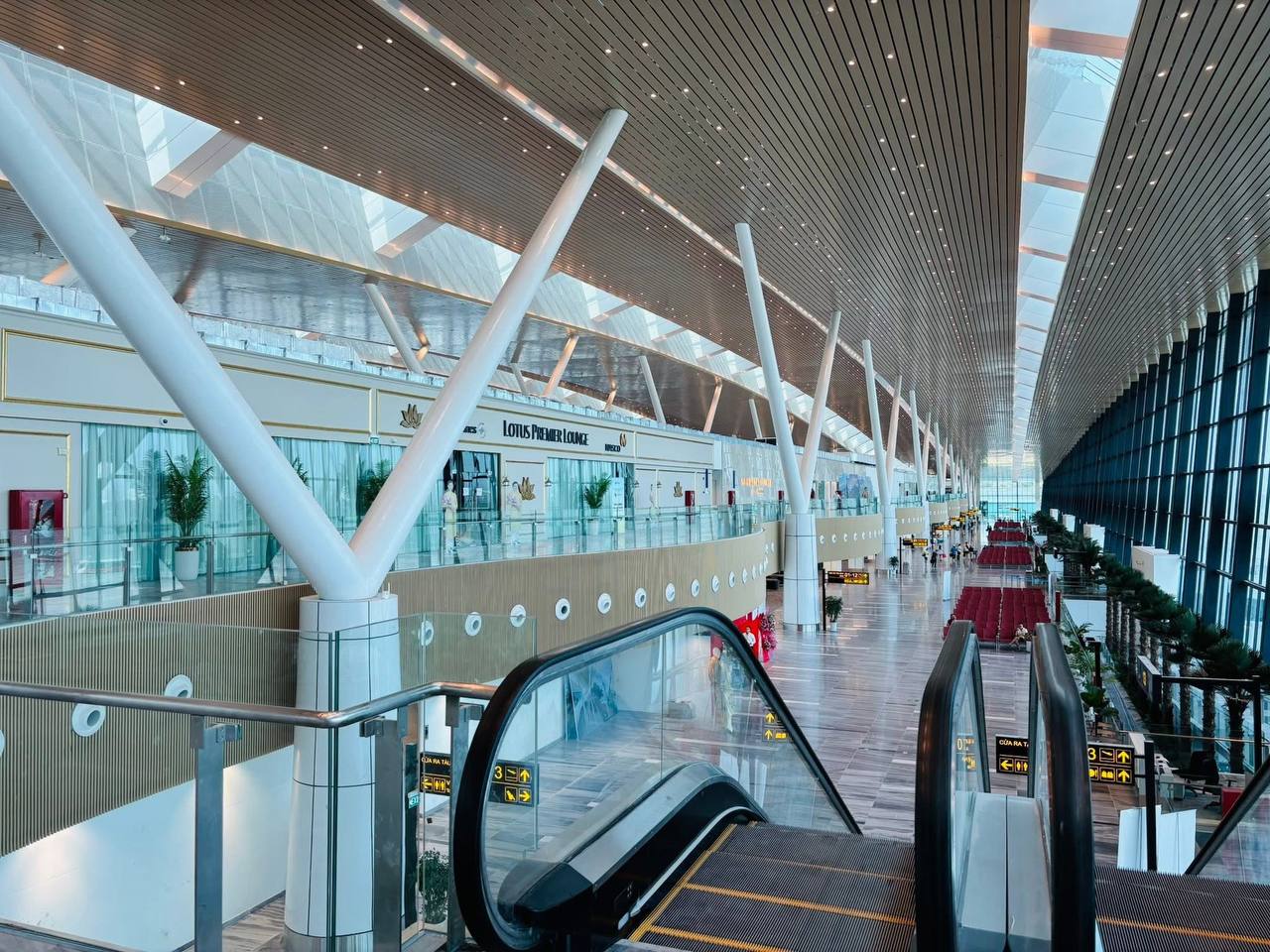 Không muốn trễ chuyến bay khi đến nhà ga T3, du khách thấy biển báo này phải &quot;quẹo gấp&quot; - Ảnh 2.
