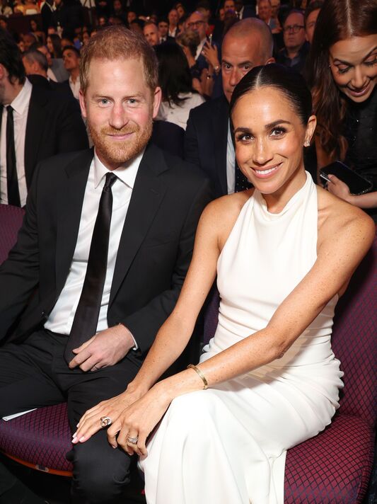 Bữa tối bí mật ở biệt thự Montecito: Meghan Markle âm thầm bắt tay Bữa tối bí mật ở biệt thự Montecito: Meghan Markle âm thầm bắt tay