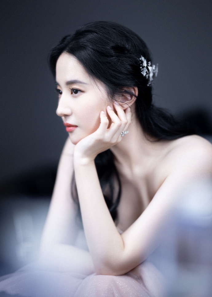 Những chiếc mũi khiến visual thăng hoa của dàn mỹ nhân Hoa ngữ, 1 nhân vật gây tranh cãi- Ảnh 10. Những chiếc mũi khiến visual thăng hoa của dàn mỹ nhân Hoa ngữ, 1 nhân vật gây tranh cãi- Ảnh 10.