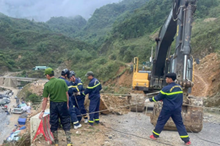 Bới đất, gạt đá tìm kiếm nạn nhân mất tích trong vụ sạt lở ở Lai Châu - Ảnh 5. Bới đất, gạt đá tìm kiếm nạn nhân mất tích trong vụ sạt lở ở Lai Châu - Ảnh 5.
