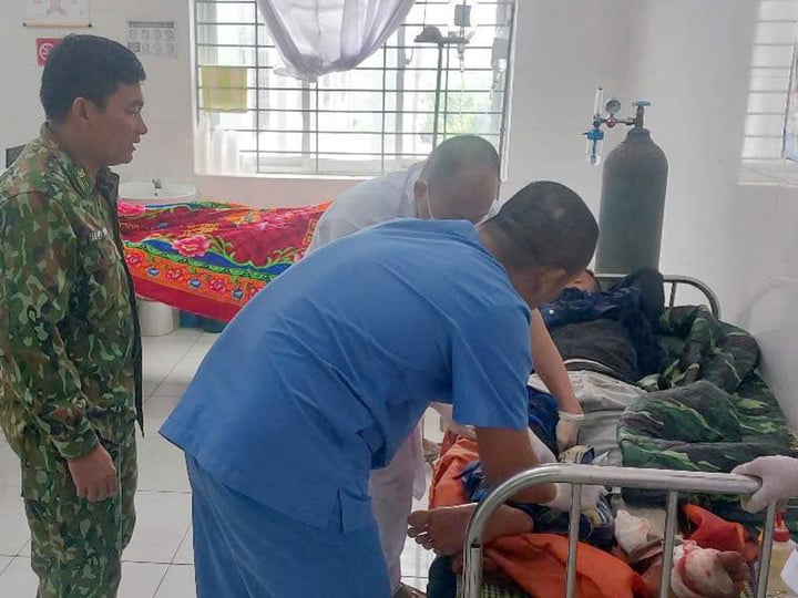 Bới đất, gạt đá tìm kiếm nạn nhân mất tích trong vụ sạt lở ở Lai Châu - Ảnh 7. Bới đất, gạt đá tìm kiếm nạn nhân mất tích trong vụ sạt lở ở Lai Châu - Ảnh 7.
