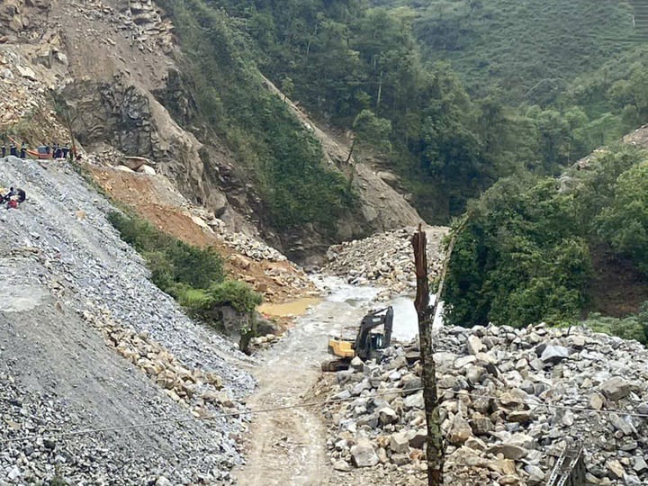 Bới đất, gạt đá tìm kiếm nạn nhân mất tích trong vụ sạt lở ở Lai Châu - Ảnh 2. Bới đất, gạt đá tìm kiếm nạn nhân mất tích trong vụ sạt lở ở Lai Châu - Ảnh 2.