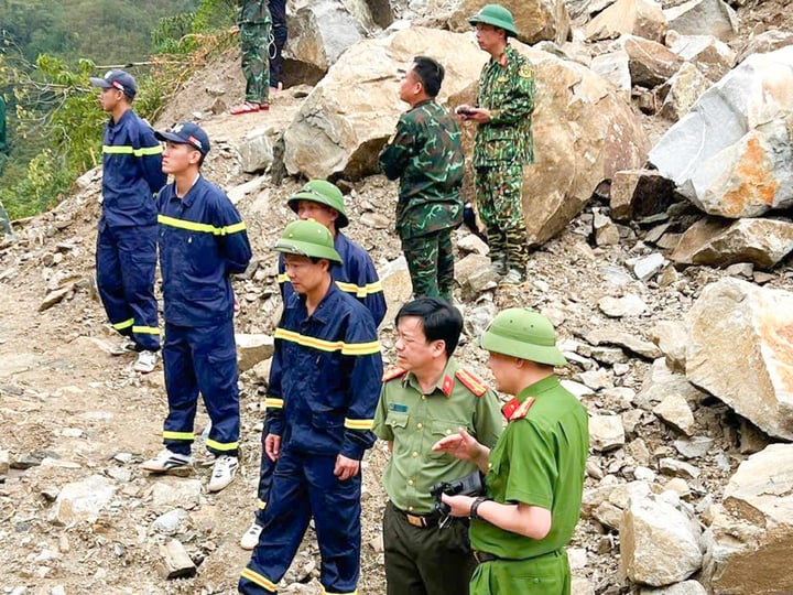 Bới đất, gạt đá tìm kiếm nạn nhân mất tích trong vụ sạt lở ở Lai Châu - Ảnh 4. Bới đất, gạt đá tìm kiếm nạn nhân mất tích trong vụ sạt lở ở Lai Châu - Ảnh 4.