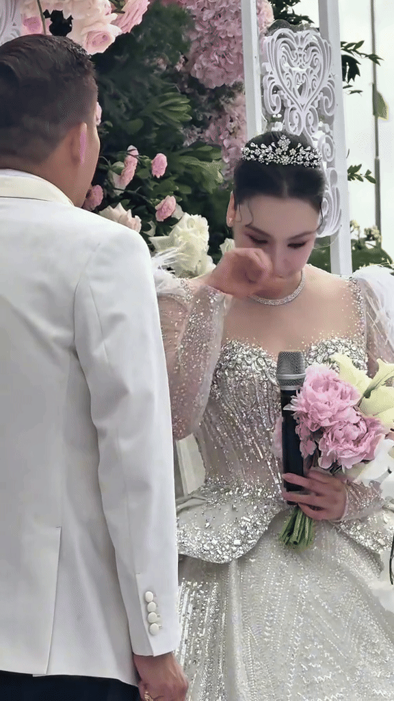 Hồ Quỳnh Hương đúng là cô dâu hạnh phúc, mặc váy cưới đính 10.000 viên pha lê nhưng đằng sau còn điều ý nghĩa hơn cả- Ảnh 5. Hồ Quỳnh Hương đúng là cô dâu hạnh phúc, mặc váy cưới đính 10.000 viên pha lê nhưng đằng sau còn điều ý nghĩa hơn cả- Ảnh 5.
