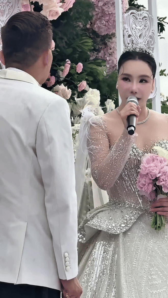 Hồ Quỳnh Hương đúng là cô dâu hạnh phúc, mặc váy cưới đính 10.000 viên pha lê nhưng đằng sau còn điều ý nghĩa hơn cả- Ảnh 6. Hồ Quỳnh Hương đúng là cô dâu hạnh phúc, mặc váy cưới đính 10.000 viên pha lê nhưng đằng sau còn điều ý nghĩa hơn cả- Ảnh 6.