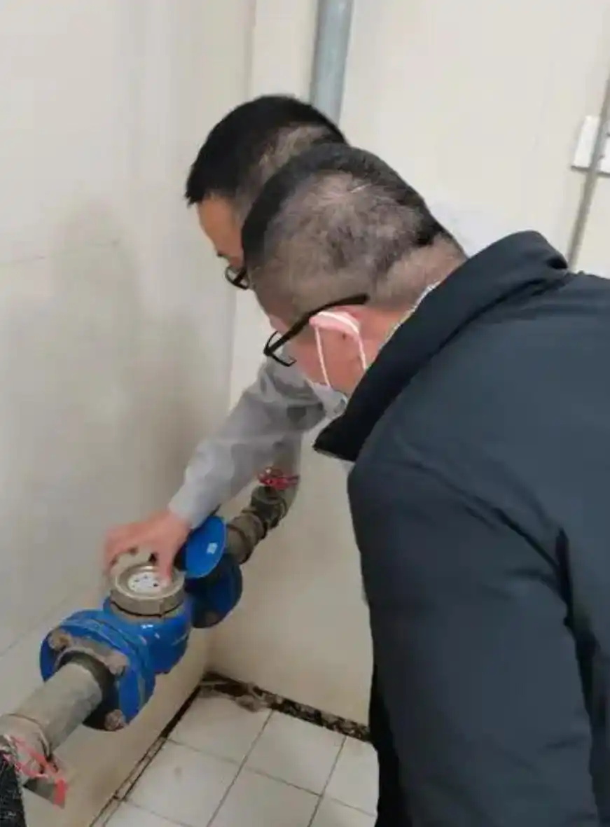 Chuyển đến nhà mới 18 ngày, người phụ nữ nhận hóa đơn tiền nước 140 triệu đồng, yêu cầu kiểm tra thì được thông báo: Đã làm đúng quy trình - Ảnh 2. Chuyển đến nhà mới 18 ngày, người phụ nữ nhận hóa đơn tiền nước 140 triệu đồng, yêu cầu kiểm tra thì được thông báo: Đã làm đúng quy trình - Ảnh 2.