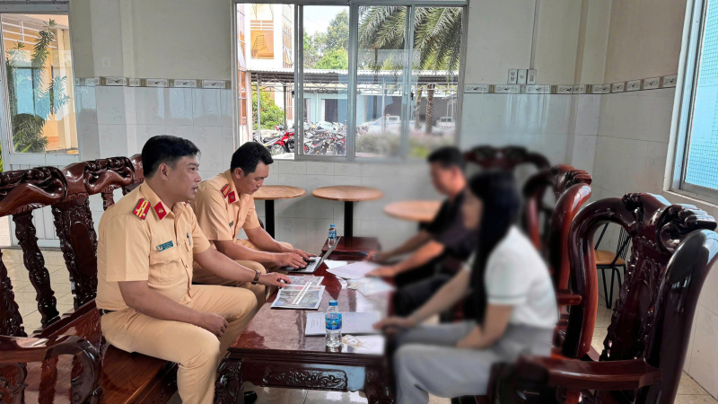 Người phụ nữ tạt đầu, đập vỡ kính ô tô khiến cả phố bức xúc: Mối quan hệ của 2 người - Ảnh 1.