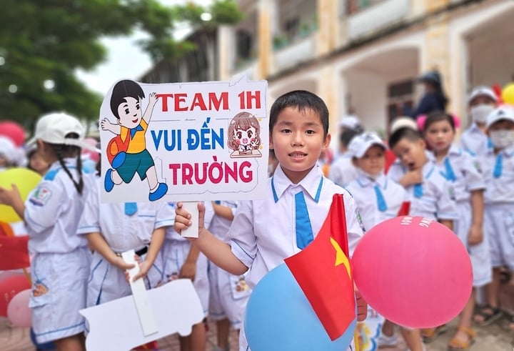 Từ 2026, cả nước tuyển sinh lớp 1, lớp 6 theo nguyên tắc 'nhà gần trường' - Ảnh 1. Từ 2026, cả nước tuyển sinh lớp 1, lớp 6 theo nguyên tắc 'nhà gần trường' - Ảnh 1.