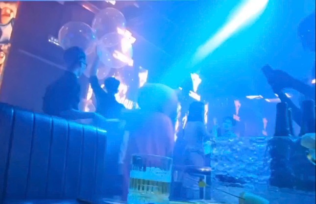 Quán bar lớn nhất TP Điện Biên Phủ bị rút phép vẫn cho khách nhảy nhót, hút bóng cười xuyên đêm - Ảnh 4. Quán bar lớn nhất TP Điện Biên Phủ bị rút phép vẫn cho khách nhảy nhót, hút bóng cười xuyên đêm - Ảnh 4.