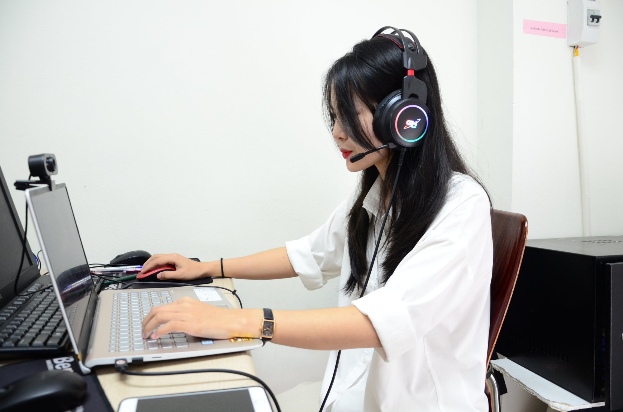 1 gi&aacute;o vi&ecirc;n tiếng Anh, 18 trường tiểu học, 76 lớp v&agrave; 2.609 học sinh: H&agrave;nh tr&igrave;nh gieo chữ tr&ecirc;n đ&aacute; của Đại sứ WeChoice 2024 - Ảnh 5.