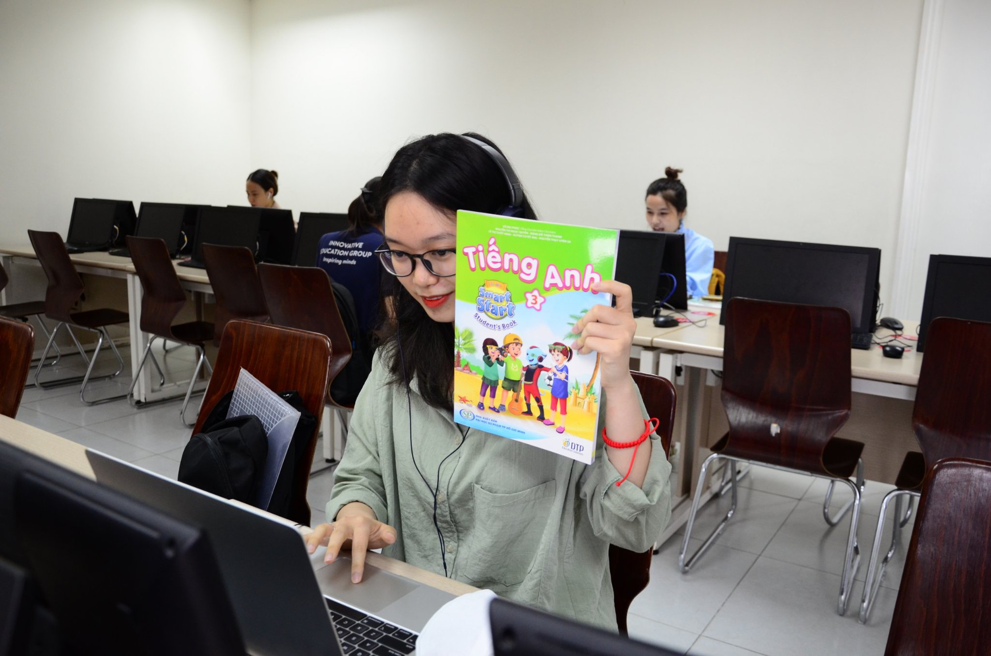 1 gi&aacute;o vi&ecirc;n tiếng Anh, 18 trường tiểu học, 76 lớp v&agrave; 2.609 học sinh: H&agrave;nh tr&igrave;nh gieo chữ tr&ecirc;n đ&aacute; của Đại sứ WeChoice 2024 - Ảnh 4.