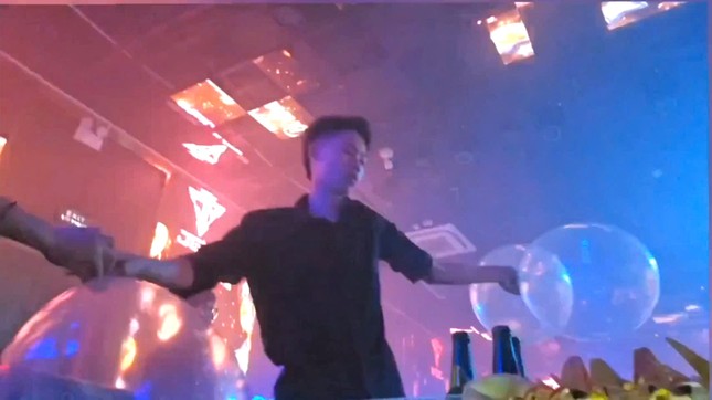 Quán bar lớn nhất TP Điện Biên Phủ bị rút phép vẫn cho khách nhảy nhót, hút bóng cười xuyên đêm - Ảnh 3. Quán bar lớn nhất TP Điện Biên Phủ bị rút phép vẫn cho khách nhảy nhót, hút bóng cười xuyên đêm - Ảnh 3.