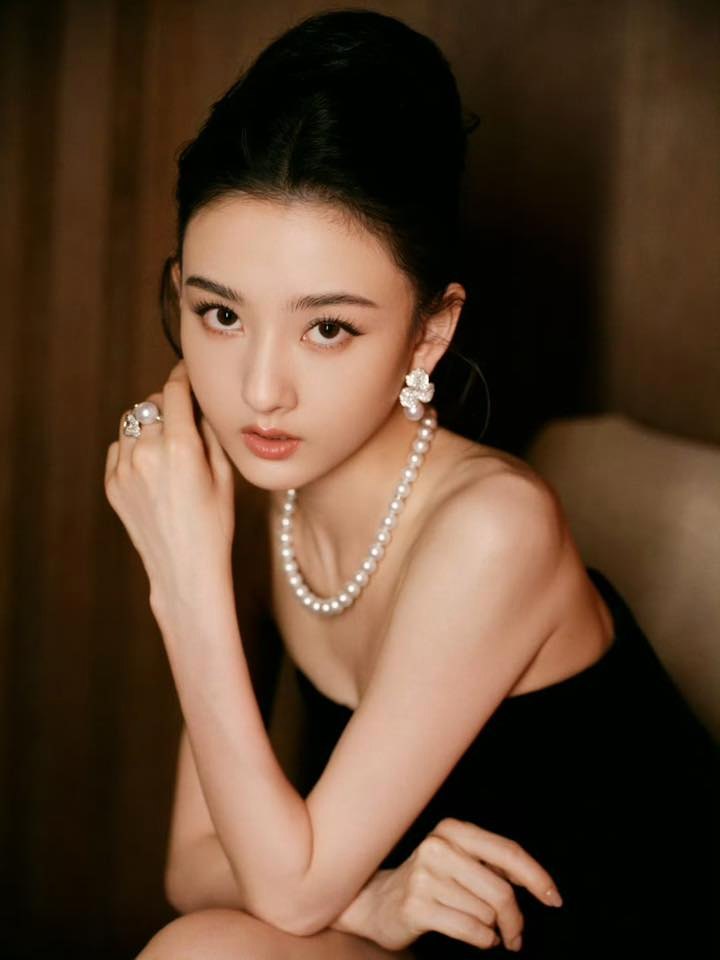 Mỹ nữ lấn lướt Lưu Diệc Phi đẹp bất chấp cam thường tại tiệc Vogue, nhưng vẫn phải dè chừng 1 người- Ảnh 9. Mỹ nữ lấn lướt Lưu Diệc Phi đẹp bất chấp cam thường tại tiệc Vogue, nhưng vẫn phải dè chừng 1 người- Ảnh 9.