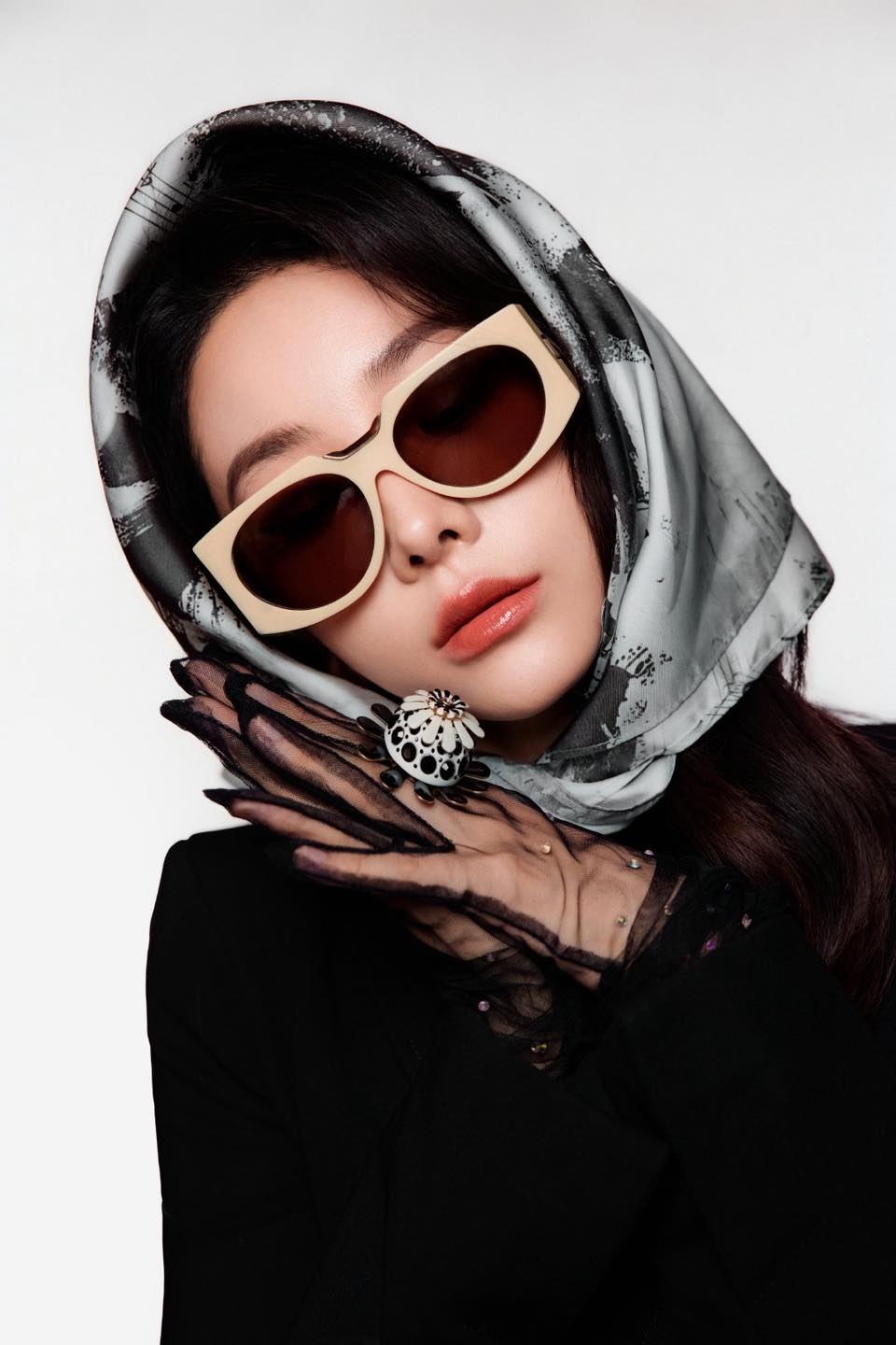 Mỹ nữ lấn lướt Lưu Diệc Phi đẹp bất chấp cam thường tại tiệc Vogue, nhưng vẫn phải dè chừng 1 người- Ảnh 17. Mỹ nữ lấn lướt Lưu Diệc Phi đẹp bất chấp cam thường tại tiệc Vogue, nhưng vẫn phải dè chừng 1 người- Ảnh 17.