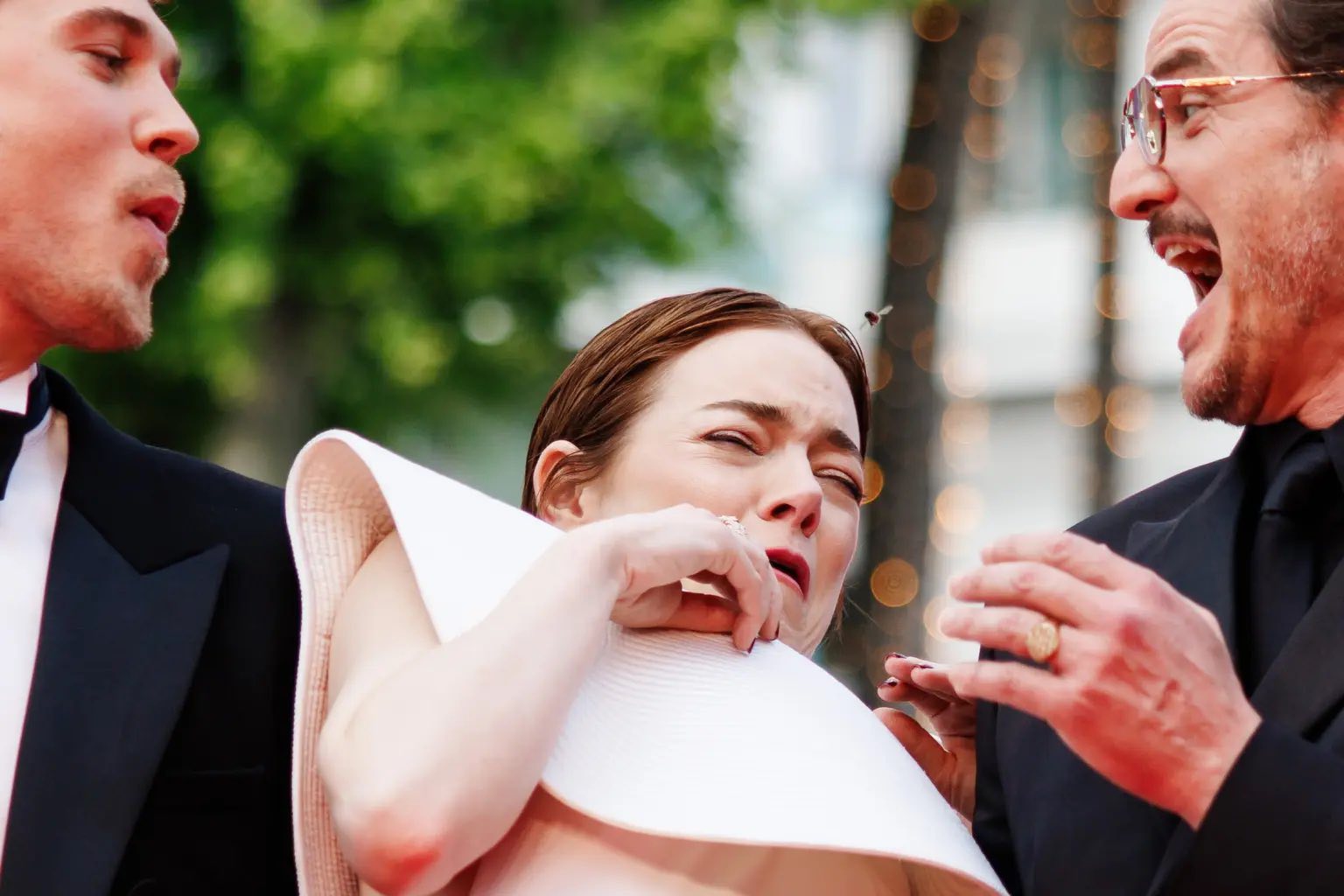 Clip hot: Minh tinh hạng A bị “tấn công” ngay trên thảm đỏ Cannes, bạn diễn phải ra tay giải cứu - Ảnh 1. Clip hot: Minh tinh hạng A bị “tấn công” ngay trên thảm đỏ Cannes, bạn diễn phải ra tay giải cứu - Ảnh 1.