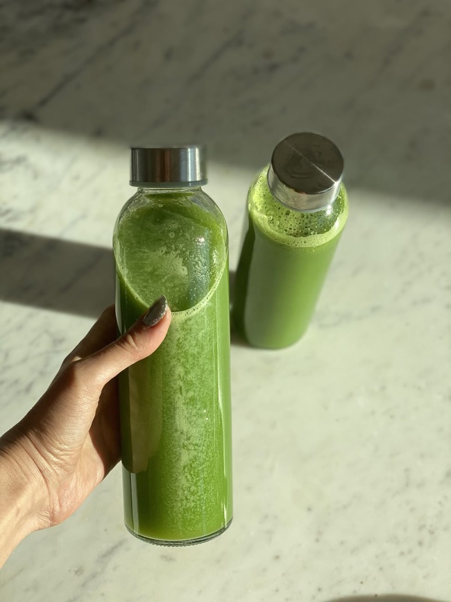 Đi nắng về uống ngay cốc nước xanh này: Nguyên liệu là rau của mọi nhà, phục hồi da và tóc bị cháy nắng- Ảnh 1. Đi nắng về uống ngay cốc nước xanh này: Nguyên liệu là rau của mọi nhà, phục hồi da và tóc bị cháy nắng- Ảnh 1.
