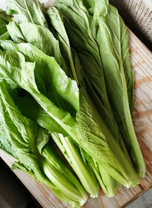 Đi nắng về uống ngay cốc nước xanh này: Nguyên liệu là rau của mọi nhà, phục hồi da và tóc bị cháy nắng- Ảnh 2. Đi nắng về uống ngay cốc nước xanh này: Nguyên liệu là rau của mọi nhà, phục hồi da và tóc bị cháy nắng- Ảnh 2.