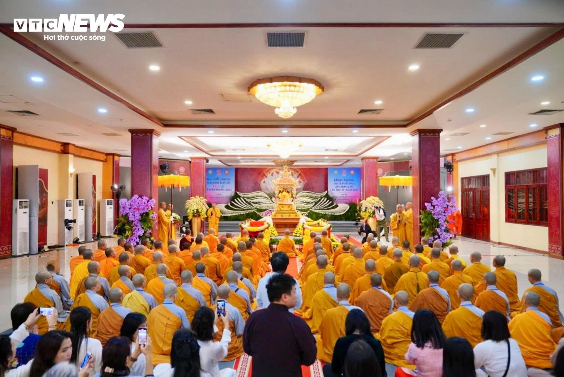 Cung rước xá lợi Đức Phật từ chùa Quán Sứ tới chùa Tam Chúc - Ảnh 2. Cung rước xá lợi Đức Phật từ chùa Quán Sứ tới chùa Tam Chúc - Ảnh 2.