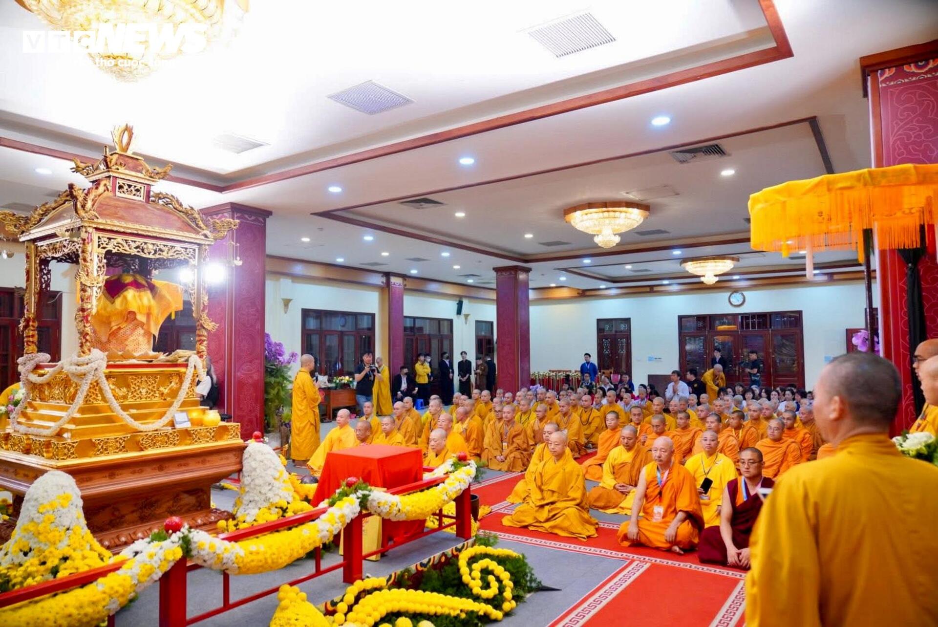 Cung rước xá lợi Đức Phật từ chùa Quán Sứ tới chùa Tam Chúc - Ảnh 3. Cung rước xá lợi Đức Phật từ chùa Quán Sứ tới chùa Tam Chúc - Ảnh 3.