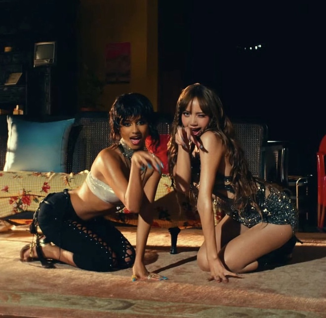 Lisa sexy điên đảo với loạt outfit không thể hợp hơn, tiếp tục có hình bóng local brand Việt- Ảnh 2. Lisa sexy điên đảo với loạt outfit không thể hợp hơn, tiếp tục có hình bóng local brand Việt- Ảnh 2.