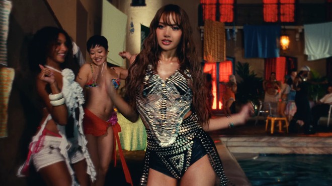 Lisa sexy điên đảo với loạt outfit không thể hợp hơn, tiếp tục có hình bóng local brand Việt- Ảnh 6. Lisa sexy điên đảo với loạt outfit không thể hợp hơn, tiếp tục có hình bóng local brand Việt- Ảnh 6.