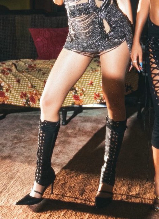 Lisa sexy điên đảo với loạt outfit không thể hợp hơn, tiếp tục có hình bóng local brand Việt- Ảnh 4. Lisa sexy điên đảo với loạt outfit không thể hợp hơn, tiếp tục có hình bóng local brand Việt- Ảnh 4.