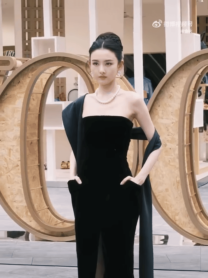 Mỹ nữ lấn lướt Lưu Diệc Phi đẹp bất chấp cam thường tại tiệc Vogue, nhưng vẫn phải dè chừng 1 người- Ảnh 11. Mỹ nữ lấn lướt Lưu Diệc Phi đẹp bất chấp cam thường tại tiệc Vogue, nhưng vẫn phải dè chừng 1 người- Ảnh 11.