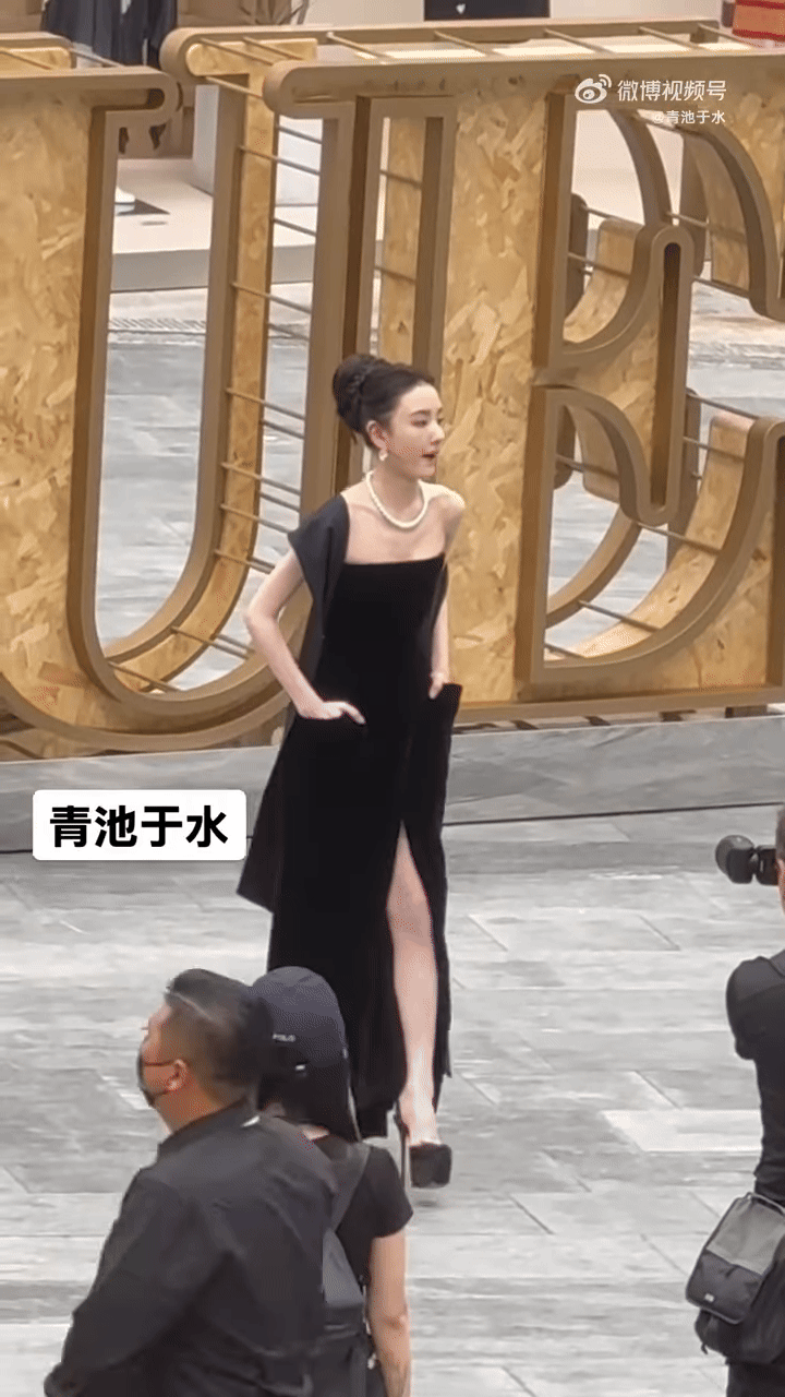 Mỹ nữ lấn lướt Lưu Diệc Phi đẹp bất chấp cam thường tại tiệc Vogue, nhưng vẫn phải dè chừng 1 người- Ảnh 12. Mỹ nữ lấn lướt Lưu Diệc Phi đẹp bất chấp cam thường tại tiệc Vogue, nhưng vẫn phải dè chừng 1 người- Ảnh 12.