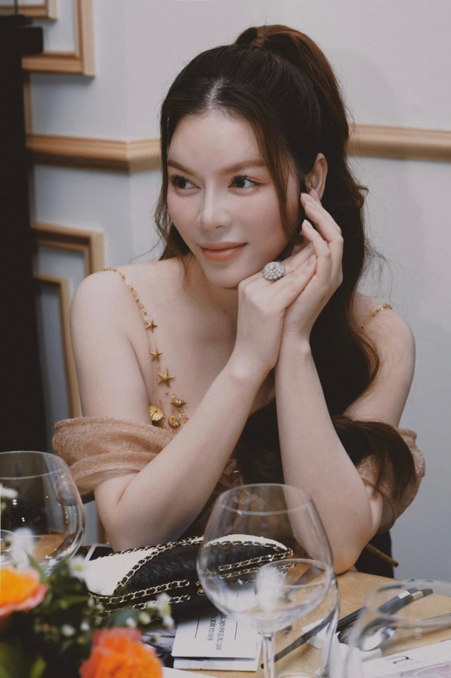 Sự thật màn bắt hoa cưới tại hôn lễ Hồ Quỳnh Hương: Lộ clip "cơ cấu", một người đẹp hint chuẩn bị lên xe hoa? - Ảnh 9. Sự thật màn bắt hoa cưới tại hôn lễ Hồ Quỳnh Hương: Lộ clip "cơ cấu", một người đẹp hint chuẩn bị lên xe hoa? - Ảnh 9.