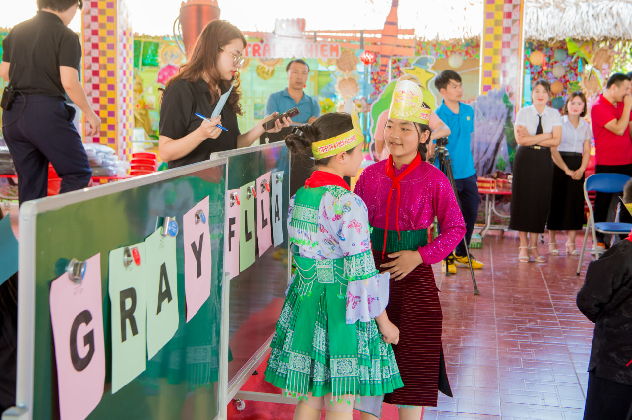 1 gi&aacute;o vi&ecirc;n tiếng Anh, 18 trường tiểu học, 76 lớp v&agrave; 2.609 học sinh: H&agrave;nh tr&igrave;nh gieo chữ tr&ecirc;n đ&aacute; của Đại sứ WeChoice 2024 - Ảnh 11.