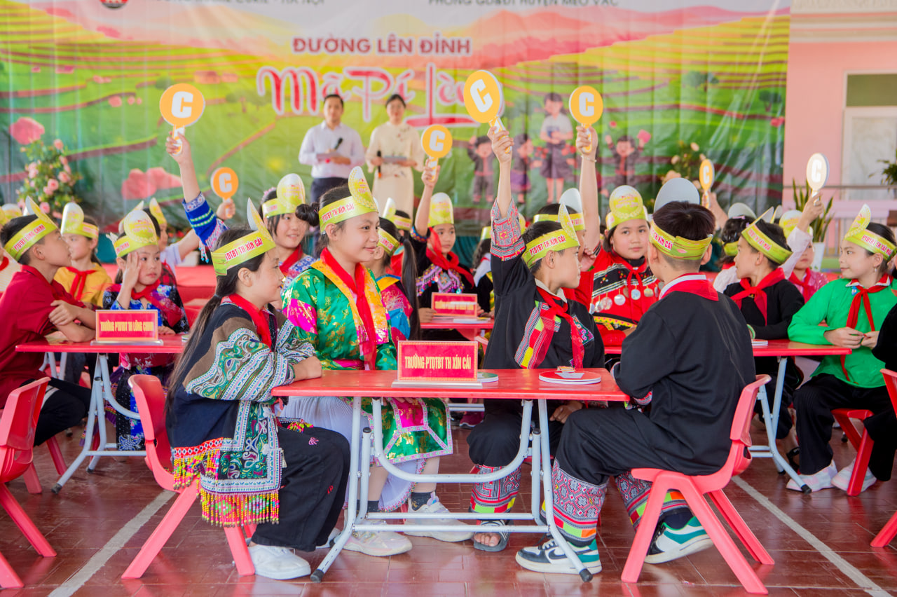 1 gi&aacute;o vi&ecirc;n tiếng Anh, 18 trường tiểu học, 76 lớp v&agrave; 2.609 học sinh: H&agrave;nh tr&igrave;nh gieo chữ tr&ecirc;n đ&aacute; của Đại sứ WeChoice 2024 - Ảnh 10.