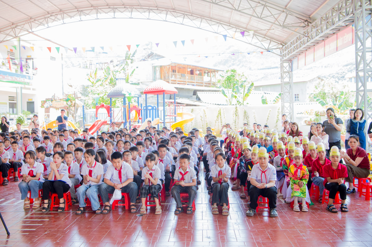 1 gi&aacute;o vi&ecirc;n tiếng Anh, 18 trường tiểu học, 76 lớp v&agrave; 2.609 học sinh: H&agrave;nh tr&igrave;nh gieo chữ tr&ecirc;n đ&aacute; của Đại sứ WeChoice 2024 - Ảnh 9.