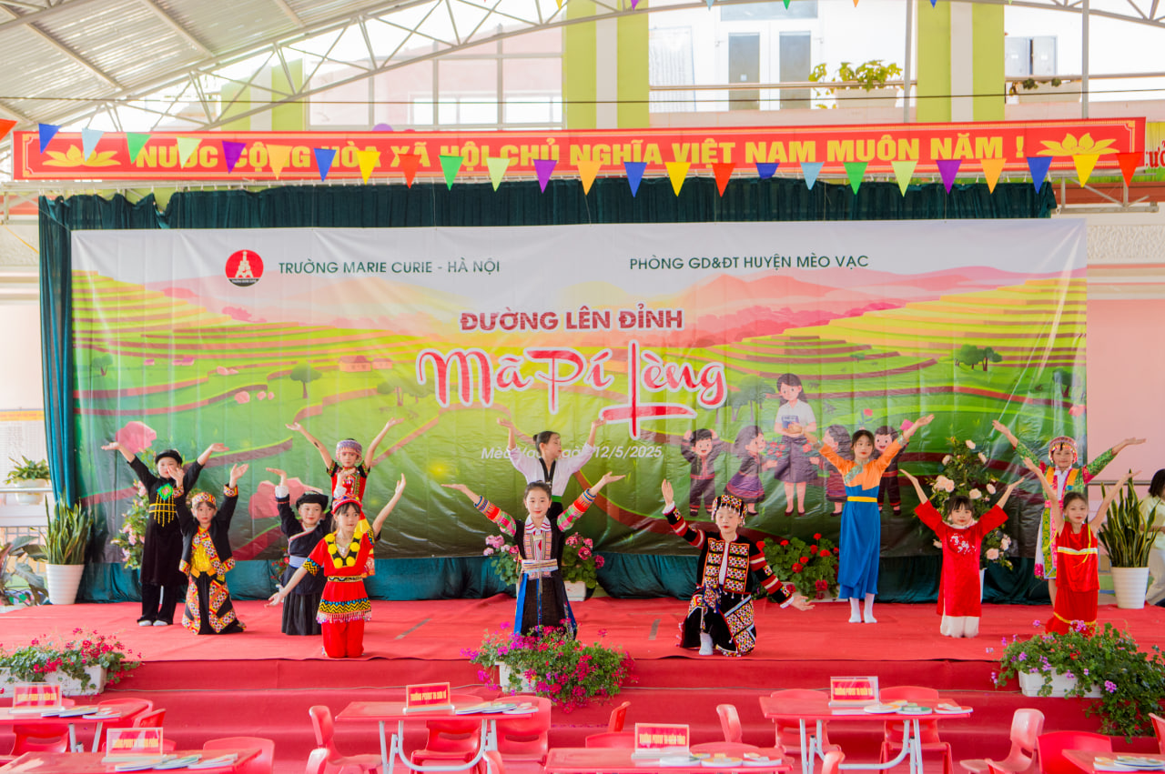 1 gi&aacute;o vi&ecirc;n tiếng Anh, 18 trường tiểu học, 76 lớp v&agrave; 2.609 học sinh: H&agrave;nh tr&igrave;nh gieo chữ tr&ecirc;n đ&aacute; của Đại sứ WeChoice 2024 - Ảnh 8.