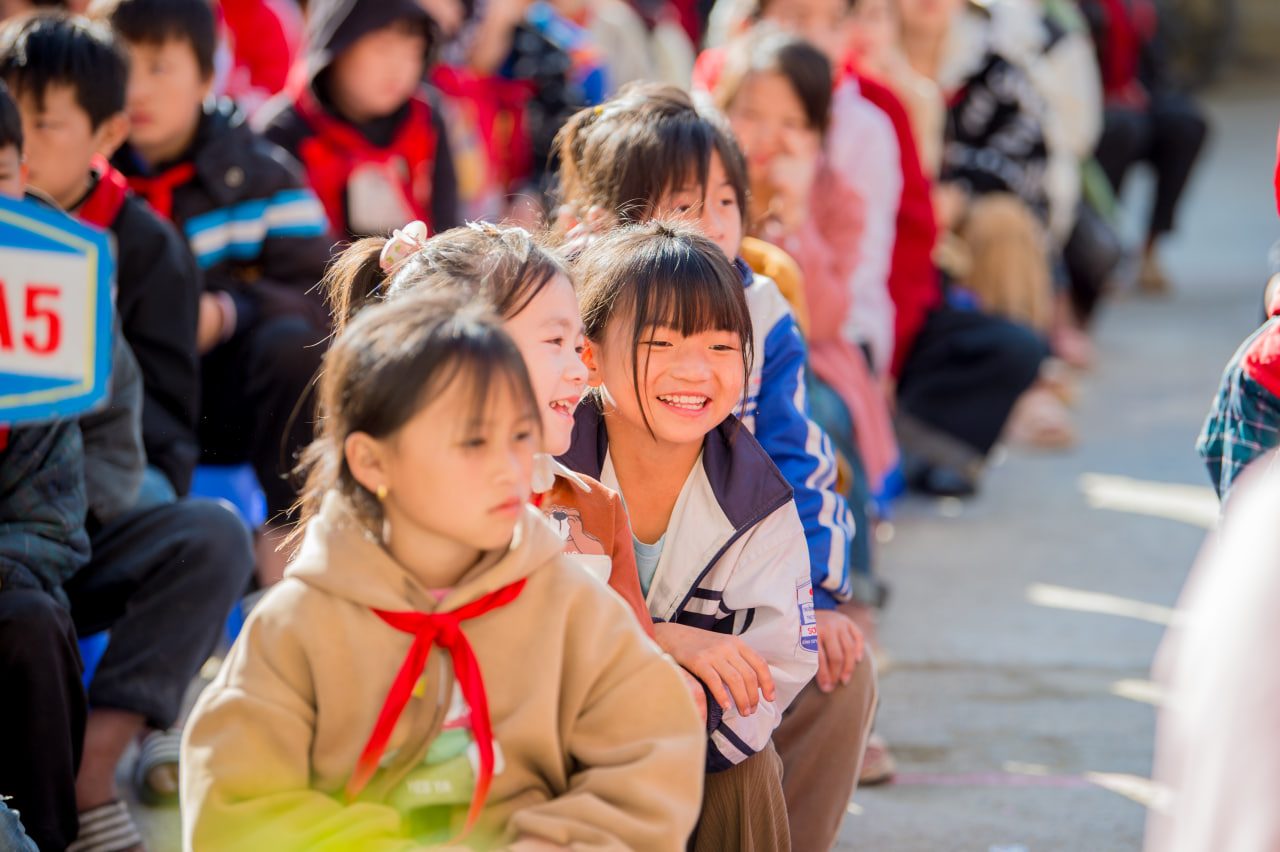 1 gi&aacute;o vi&ecirc;n tiếng Anh, 18 trường tiểu học, 76 lớp v&agrave; 2.609 học sinh: H&agrave;nh tr&igrave;nh gieo chữ tr&ecirc;n đ&aacute; của Đại sứ WeChoice 2024 - Ảnh 3.