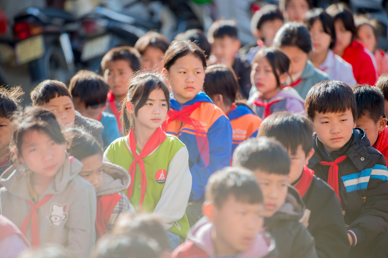 1 gi&aacute;o vi&ecirc;n tiếng Anh, 18 trường tiểu học, 76 lớp v&agrave; 2.609 học sinh: H&agrave;nh tr&igrave;nh gieo chữ tr&ecirc;n đ&aacute; của Đại sứ WeChoice 2024 - Ảnh 2.